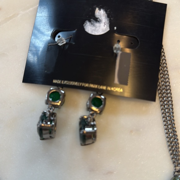 Chunky multi colored greens necklace with earrings. Get your Green for March! - Picture 5 of 8